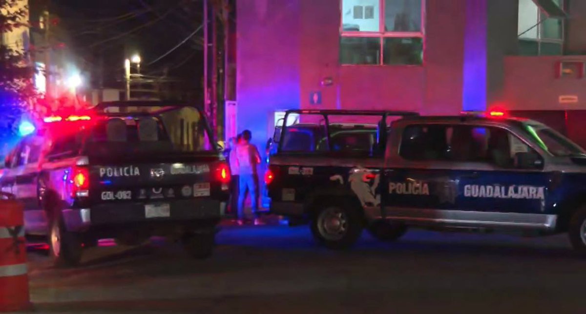 En las calles Brillante y Felipe Villanueva de la colonia El Retiro, de Guadalajara,  un hombre de 50 años fue localizado lesionado a golpes, amarrado a un poste de alumbrado público,  los agresores lo golpearon y colocaron una cobija en el rostro, policías lo liberaron y el...