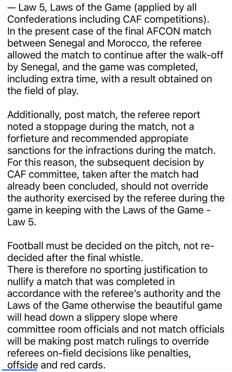 Noo_IDcard's tweet photo. ‼️DÉCLARATION SUR LA DÉCISION DE LA CONFÉDÉRATION AFRICAINE DE FOOTBALL (CAF) DE RETIRER LE TITRE DE LA CAN 2025 AU SÉNÉGAL ET DE L’ATTRIBUER AU MAROC

18 mars 2026

Dans le football, les Lois du Jeu sont claires : l’arbitre sur le terrain est l’autorité finale pour les décisions prises pendant le match. Une fois que le jeu est autorisé à se poursuivre et que le match est terminé, le résultat obtenu sur le terrain doit être maintenu.
Selon les règles applicables de la Confédération africaine de football (CAF), les officiels de match disposent de la pleine autorité pendant la rencontre.

Les règlements de la CAF sont conformes aux Lois du Jeu de la FIFA, qui stipulent que :
« L’arbitre a pleine autorité pour faire appliquer les Lois du Jeu dans le cadre du match pour lequel il a été désigné, et ses décisions sur les faits liés au jeu sont définitives. »

— Loi 5, Lois du Jeu (appliquée par toutes les confédérations, y compris les compétitions de la CAF).

Dans le cas présent de la finale de la CAN entre le Sénégal et le Maroc, l’arbitre a autorisé la poursuite du match après le retrait du Sénégal, et la rencontre a été menée à son terme, y compris les prolongations, avec un résultat obtenu sur le terrain.

De plus, après le match, le rapport de l’arbitre a mentionné une interruption pendant la rencontre, et non un forfait, et a recommandé des sanctions appropriées pour les infractions commises durant le match.

Pour cette raison, la décision ultérieure du comité de la CAF, prise après la fin du match, ne devrait pas supplanter l’autorité exercée par l’arbitre pendant la rencontre, conformément à la Loi 5 des Lois du Jeu.

Le football doit se décider sur le terrain, et non être redécidé après le coup de sifflet final.
Il n’existe donc aucune justification sportive pour annuler un match qui a été mené à terme conformément à l’autorité de l’arbitre et aux Lois du Jeu. Sinon, le football glissera sur une pente dangereuse où des responsables en salle de réunion, et non les arbitres, prendront des décisions après match pour annuler des décisions prises sur le terrain telles que les penalties, les hors-jeu ou les cartons rouges.

Où cela va-t-il s’arrêter ?

Cette décision a davantage terni et entaché le football africain, sapant la confiance dans l’équité, la cohérence et l’intégrité du football sur le continent.

J’en appelle au Tribunal Arbitral du Sport (TAS) ainsi qu’aux autres autorités compétentes afin qu’ils agissent de manière décisive pour que cette injustice ne prévale pas.

Je souhaite également profiter de cette occasion pour préciser que les publications circulant largement sur les réseaux sociaux affirmant que je soutiens la décision du comité disciplinaire de la CAF contre le Sénégal sont totalement fausses.
Toutes les personnes diffusant mon image en l’associant à de telles déclarations mensongères sont invitées à cesser immédiatement.

George Manneh Weah, Sr.
Ballon d’Or (1995)
Triple Joueur africain de l’année (1989, 1994, 1995)