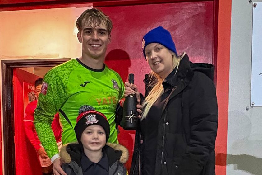 ManorFarmFC's tweet photo. 𝗠𝗢𝗧𝗠 - 𝗢𝗪𝗘𝗡 𝗖𝗥𝗔𝗪𝗙𝗢𝗥𝗗

Tuesday night’s Man of the Match goes to Owen Crawford, awarded by match sponsor Craig Franklin

A commanding display between the sticks, topped off with some outstanding saves, helped secure a valuable point for the Farm

#UpTheFarm https://t.co/yK3f2IpFLu
