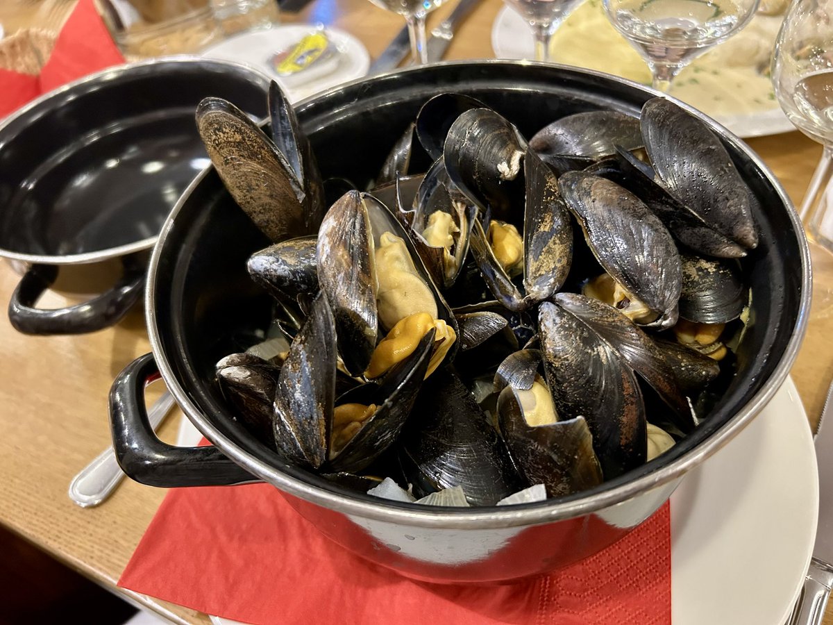 TimoTossavainen's tweet photo. Simpukkapatojen ääreen on taas päästy Brysselin reissulla. Etanoita alkuruokana eilen illalla. Maukkaita olivat 🤗
Tänään jaksaa Euroopan komissiossa ja myös meppien kanssa keskustella, kun on eväät kunnossa 👍
#Simpukat #Etanat #Bryssel #EU https://t.co/t9kDjkWY6z