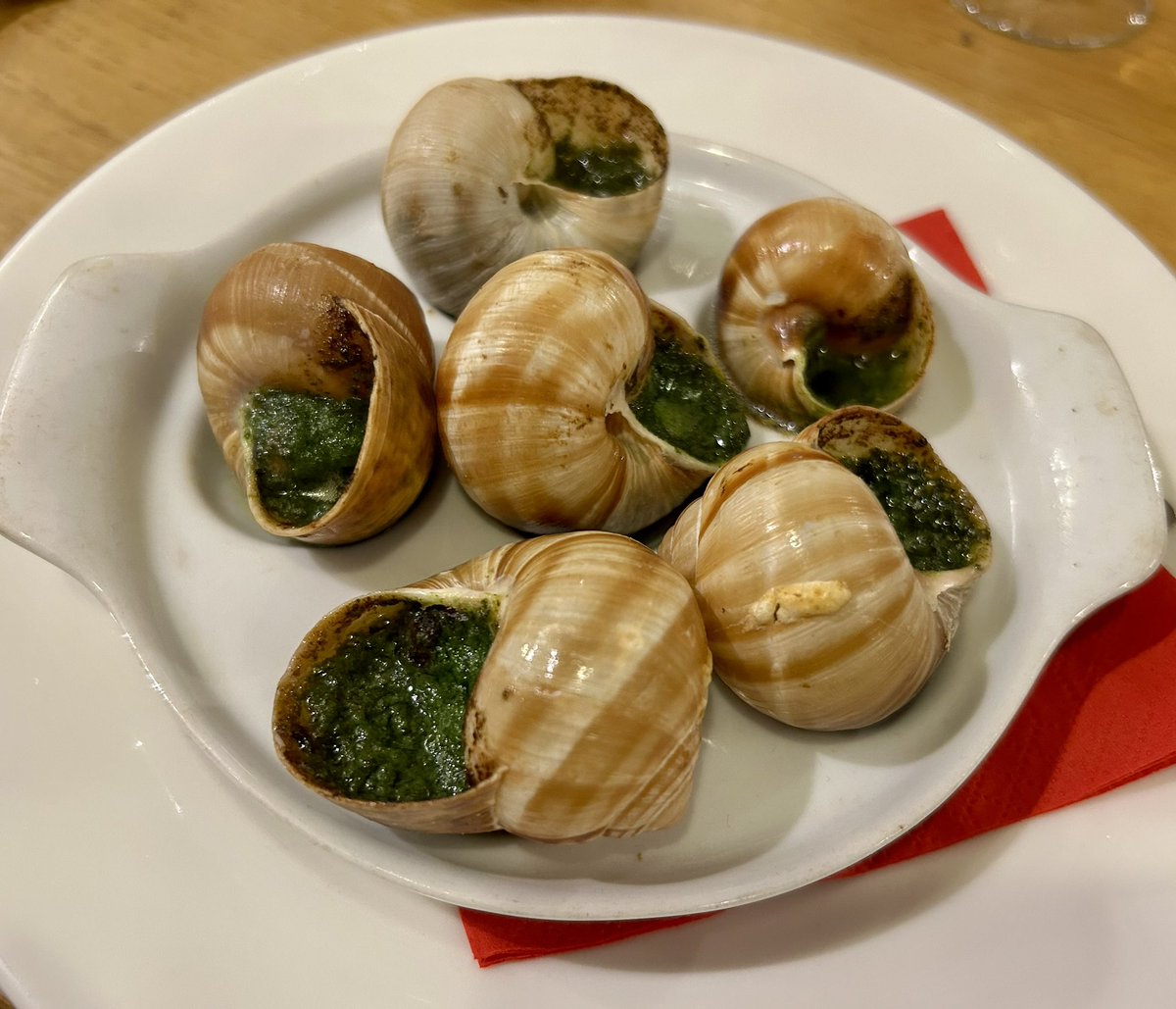 TimoTossavainen's tweet photo. Simpukkapatojen ääreen on taas päästy Brysselin reissulla. Etanoita alkuruokana eilen illalla. Maukkaita olivat 🤗
Tänään jaksaa Euroopan komissiossa ja myös meppien kanssa keskustella, kun on eväät kunnossa 👍
#Simpukat #Etanat #Bryssel #EU https://t.co/t9kDjkWY6z