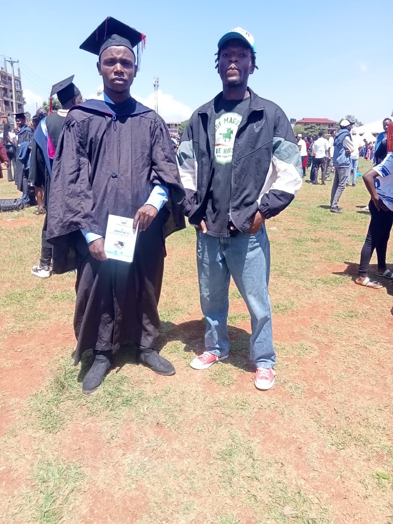 Graduation yangu nilikuwa na morio wangu pekee, not even a family member came but all was well ❤️‍🩹😄