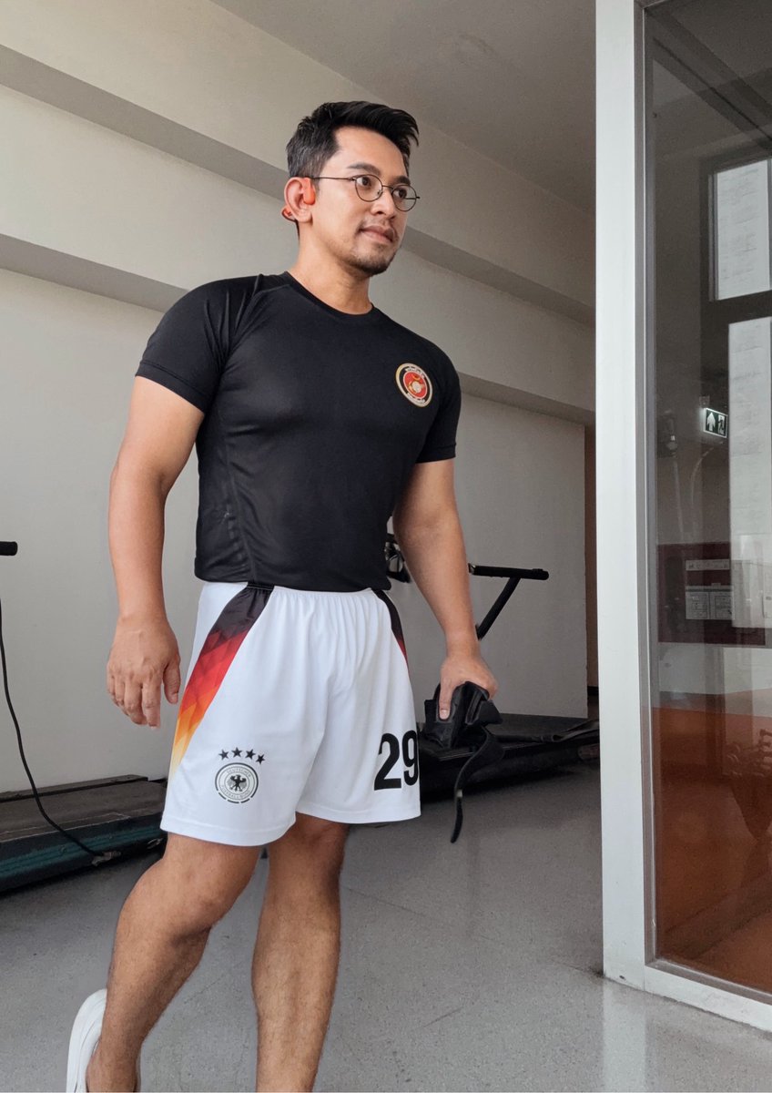 หาน้องมาถอกหงอน

หงอกเต็มหัว