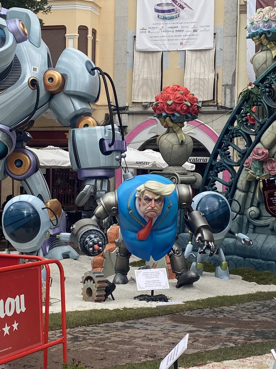 urbandoges's tweet photo. In Las Fallas Espana @DonaldTrump 😍MAGA https://t.co/0ML3K2sMoP