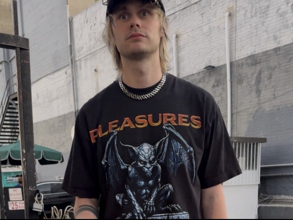 Pink5sos💗🧁⭐️ tweet media