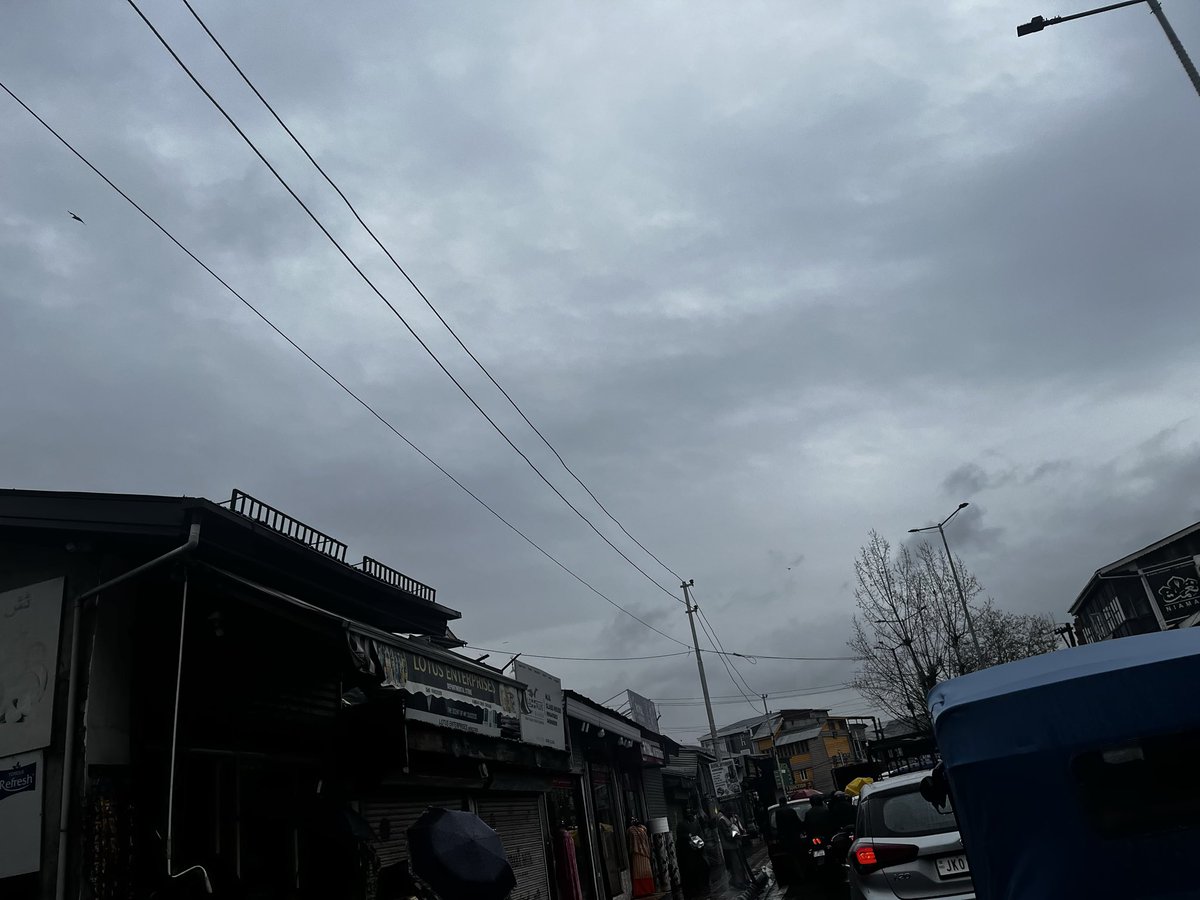 TalibSpeaks's tweet photo. Chaos on roads of Srinagar.  

No personal is visible to manage traffic and vehicles are barely crawling. 

Downtown is worst affected if traffic mismanagement in view of Eid shoppers. 

@Traffic_hqrs @TahirPeerzada_ @rtimuzaffar https://t.co/TAMBVnFTtc