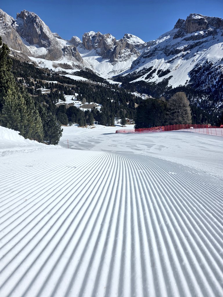 jiriga's tweet photo. I v 11hod se najdou netknuté svahy;-) #valgardena #seceda https://t.co/hPzpOu26RD