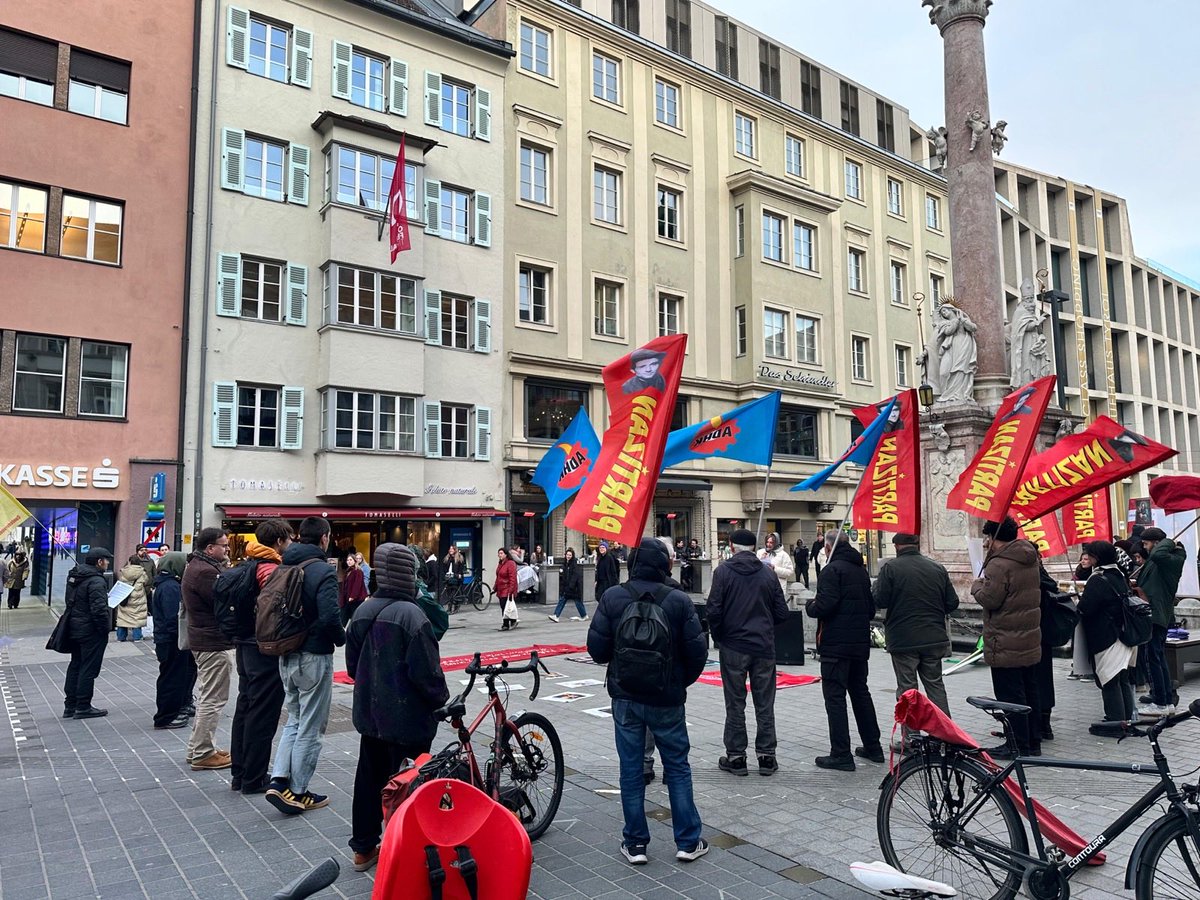 AVUSTURYAPARTZ1's tweet photo. Avusturya’nın Viyana ve Innsbruck kentlerinde, 18 Mart Uluslararası Politik Tutsaklarla Dayanışma Haftası kapsamında eylem ve etkinlikler düzenlendi.Devrimci, demokratik kitle örgütleri ve aktivistlerin katıldığı eylemlerde, politik tutsaklara yönelik baskılar protesto edildi. https://t.co/XuSJqbGgxf