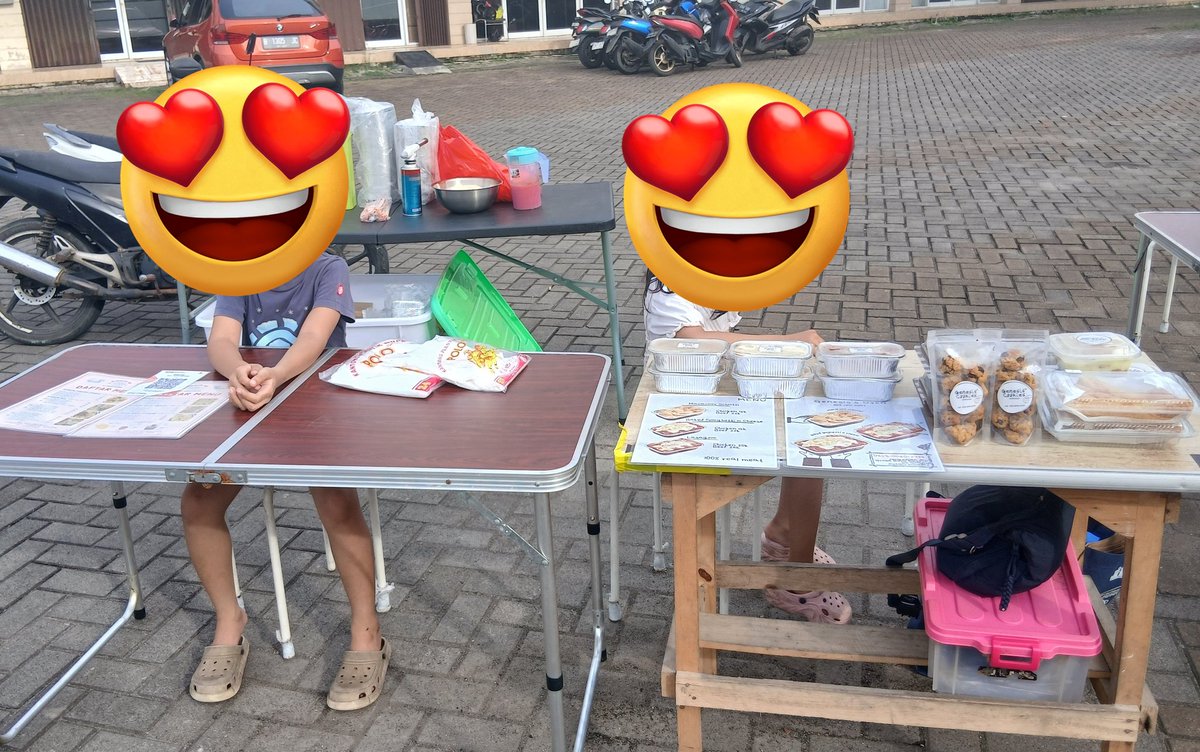 Gimana gak semangat, krucil dua ini bahkan nemenin mamaknya dagang dong 😭