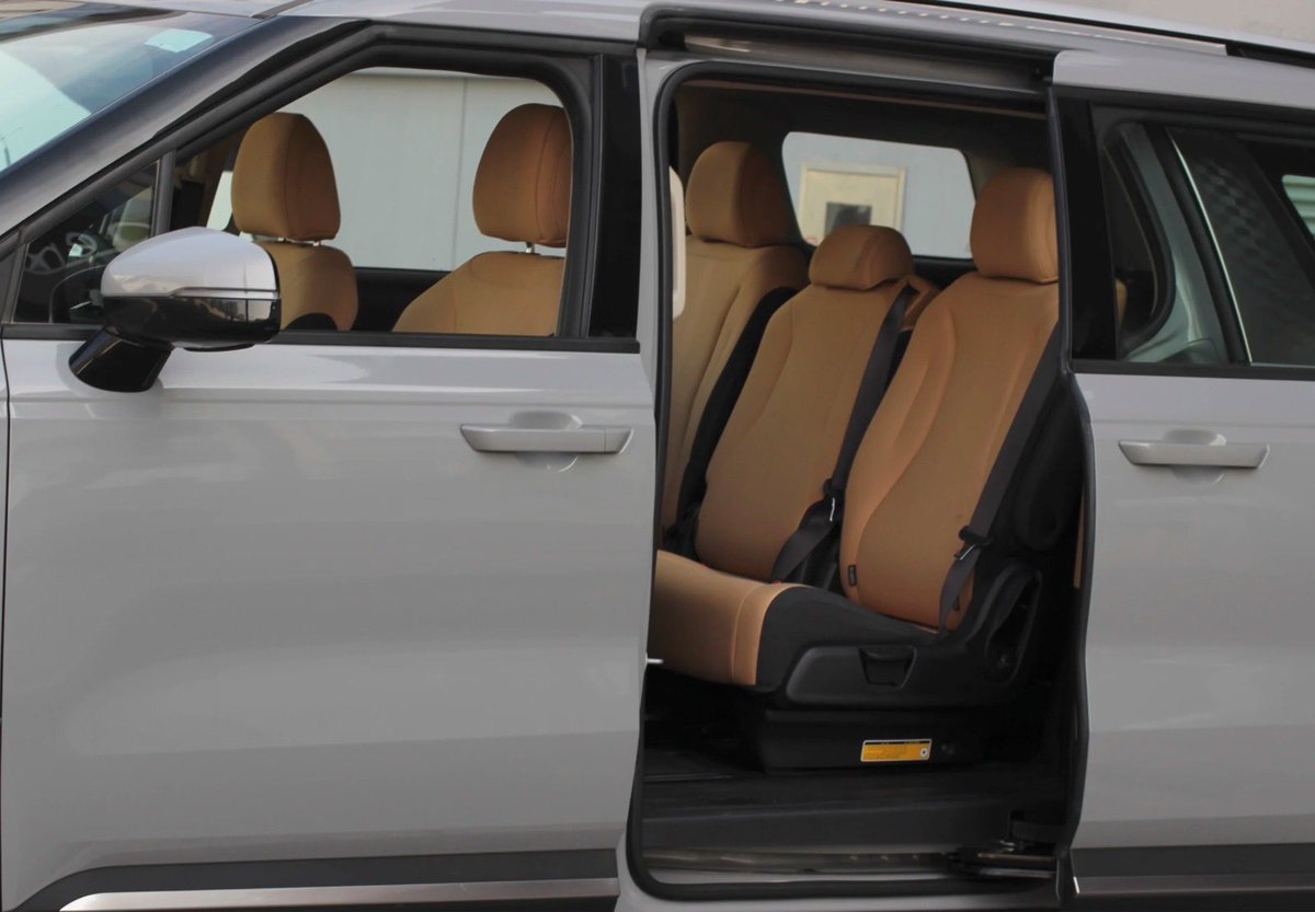 Chaufflor - Chauffeur Service Dubai tweet media