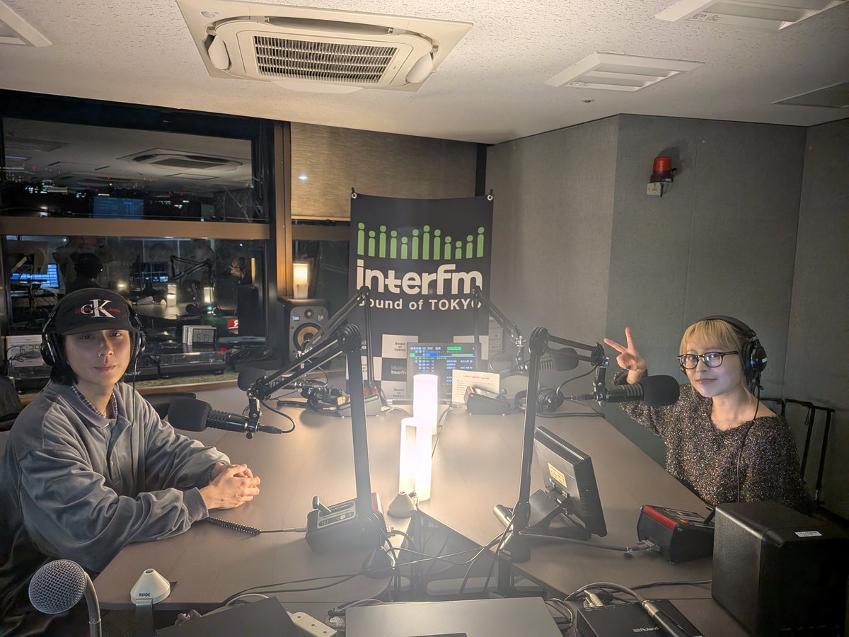 side by side tweet media