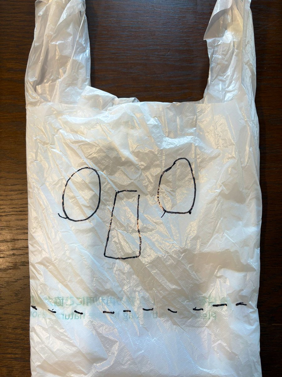お金がなくてグッズ買えなかったから、無料でヒッチコックの先生ゲットした()
