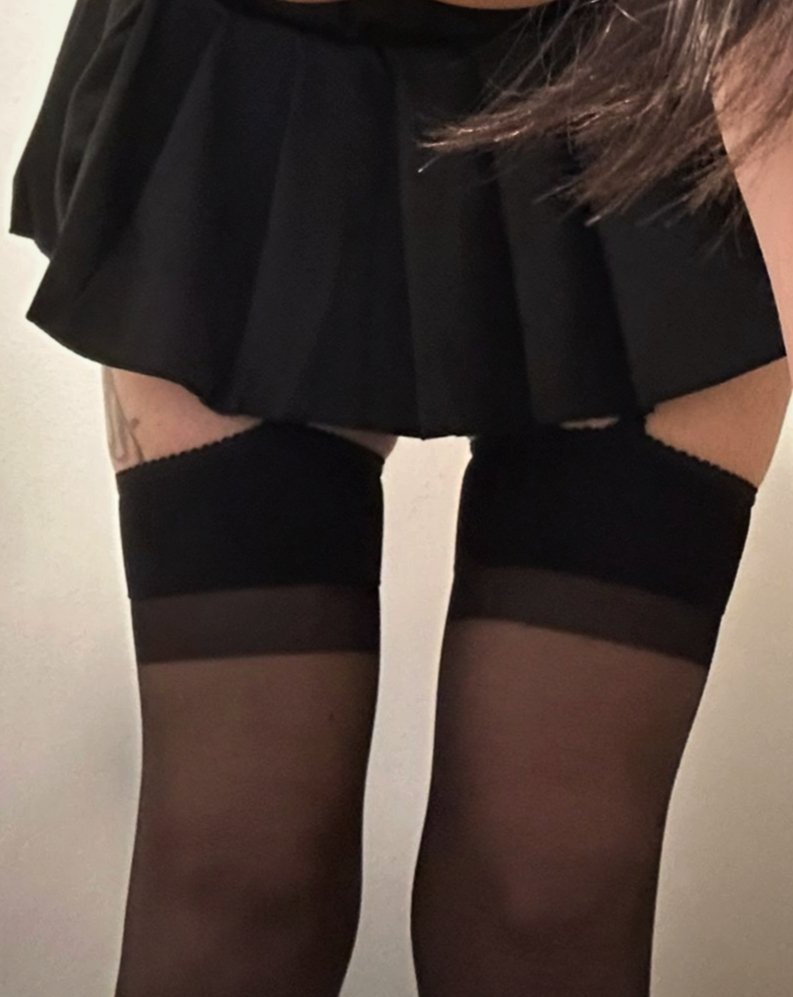 DarkLadyJupiter's tweet image. Un classico intramontabile...la #Minigonna 
Voto da 1 a 10 per l' outfit?🫣⚫😉
#BlackStyle #MiniSkirt #OOTD