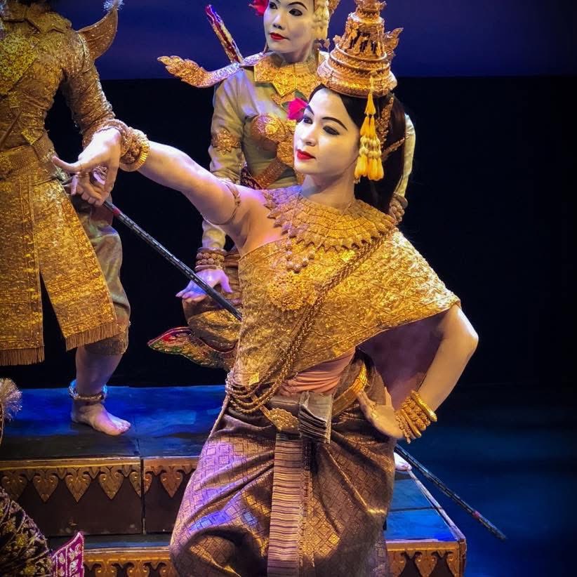 KonKhmerMK's tweet photo. សិល្ប:របាំបុរាណខ្មែរ​  ទាំងក្បាច់រាំ​ ទាំងសម្លៀកបំពាក់​ សំខាន់សាវតាច្បាស់លាស់។   

សូមកុំមកបំភ្លៃទាំងងងឹតងងល់😆😬 https://t.co/bWlT8e8kBT