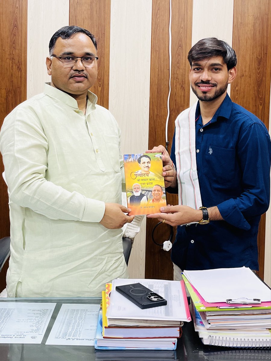 SandeepReports's tweet photo. आज हिंदू नव वर्ष का पहला दिन है। आज से चैत्र नवरात्रि भी शुरू हो गई है।
इस शुभ अवसर पर लखनऊ यूनिवर्सिटी के पत्रकारिता विभाग के HOD डॉ. सौरभ मालवीय सर से मुलाकात हुई। उनका स्नेह और मार्गदर्शन हमेशा सकारात्मक ऊर्जा देता है। हर मुलाकात कुछ नया सीखने का मौका देती है। @drsourabhm 🙏🏻❤️ https://t.co/xddBNsJuIh