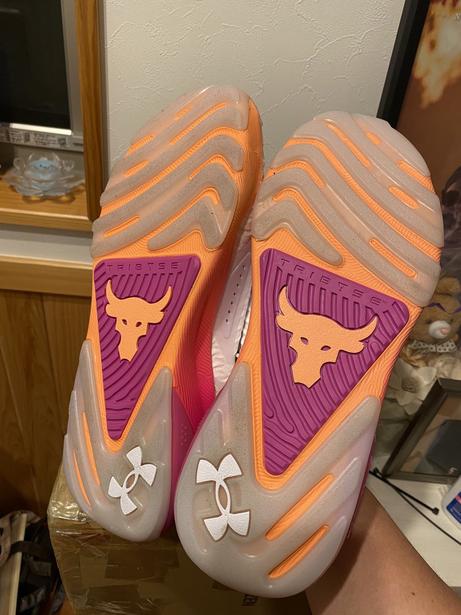 dauza1130's tweet image. プロジェクトロックの外履き用シューズと𝐓𝐫𝐚𝐢𝐧𝐢𝐧𝐠グローブ買っちまったよ└( 'ω')┘ムキッ

プロジェクトロックのタンクトップも追加で買った(⇀‸↼``)✌️ 

また𝐓𝐫𝐚𝐢𝐧𝐢𝐧𝐠のモチベレベルが100位は上がった└( 'ω')┘ムキッ

#プロジェクトロック
#UNDER ARMOR