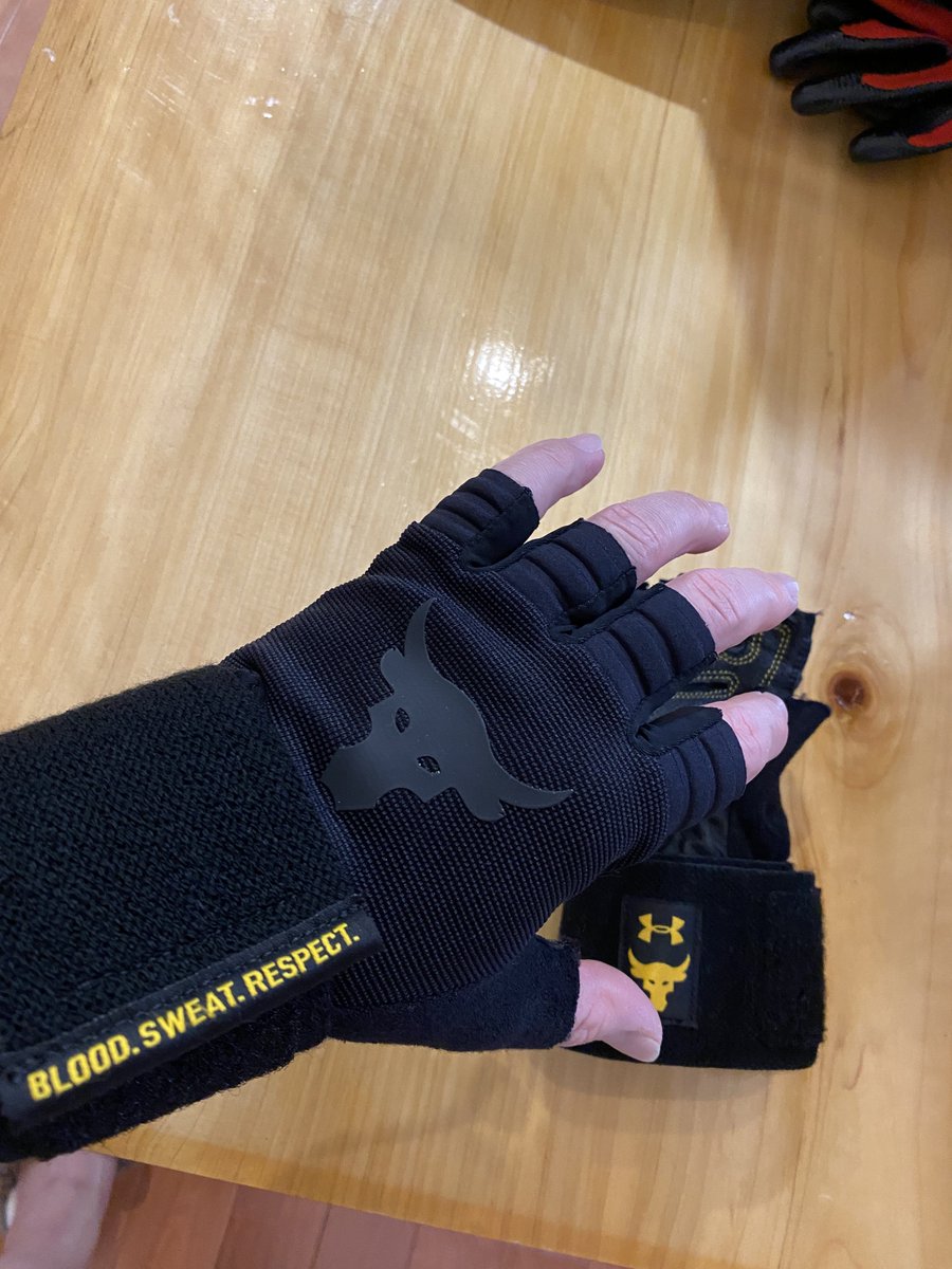 dauza1130's tweet image. プロジェクトロックの外履き用シューズと𝐓𝐫𝐚𝐢𝐧𝐢𝐧𝐠グローブ買っちまったよ└( 'ω')┘ムキッ

プロジェクトロックのタンクトップも追加で買った(⇀‸↼``)✌️ 

また𝐓𝐫𝐚𝐢𝐧𝐢𝐧𝐠のモチベレベルが100位は上がった└( 'ω')┘ムキッ

#プロジェクトロック
#UNDER ARMOR