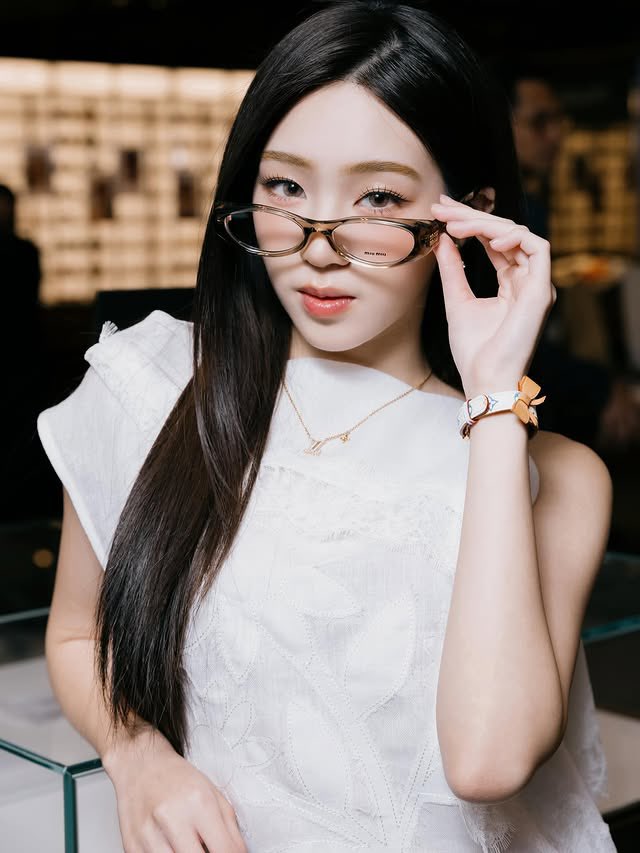 Acare_Official's tweet image. 190326 — ( ✿ #วันนี้เอแคร์ ) 
IG : acare_ct | Update

“@/EssilorLuxottica 😎
#EssilorLuxottica #eyewear #trends #SS26”

◜#acare_ct ◞ ♡
🐱— #FELIZZ