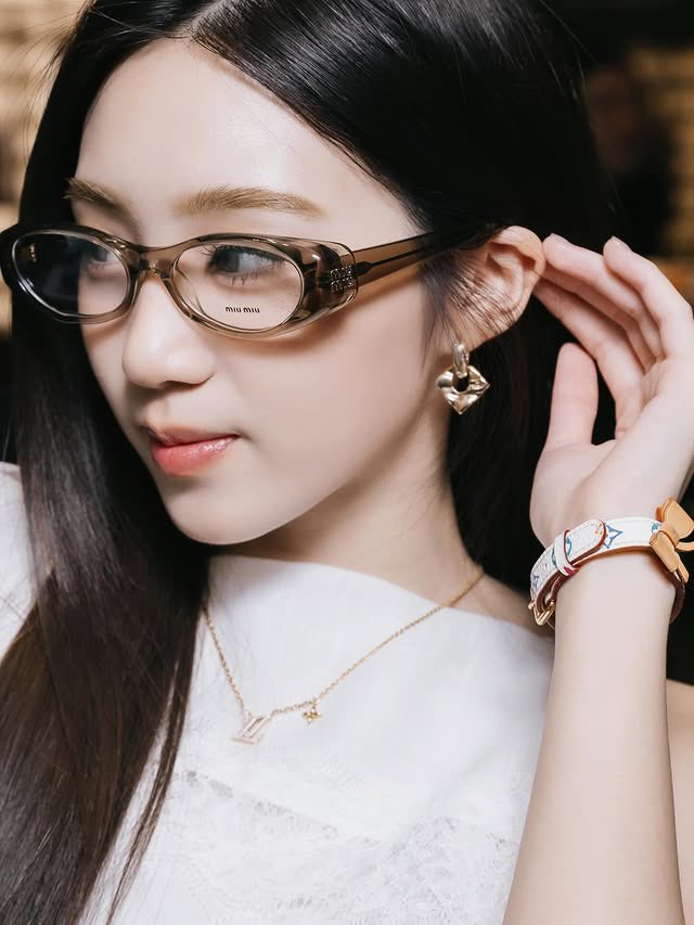Acare_Official's tweet image. 190326 — ( ✿ #วันนี้เอแคร์ ) 
IG : acare_ct | Update

“@/EssilorLuxottica 😎
#EssilorLuxottica #eyewear #trends #SS26”

◜#acare_ct ◞ ♡
🐱— #FELIZZ