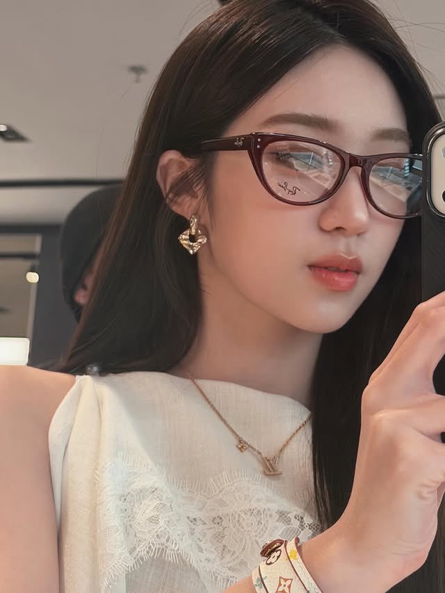 Acare_Official's tweet image. 190326 — ( ✿ #วันนี้เอแคร์ ) 
IG : acare_ct | Update

“@/EssilorLuxottica 😎
#EssilorLuxottica #eyewear #trends #SS26”

◜#acare_ct ◞ ♡
🐱— #FELIZZ