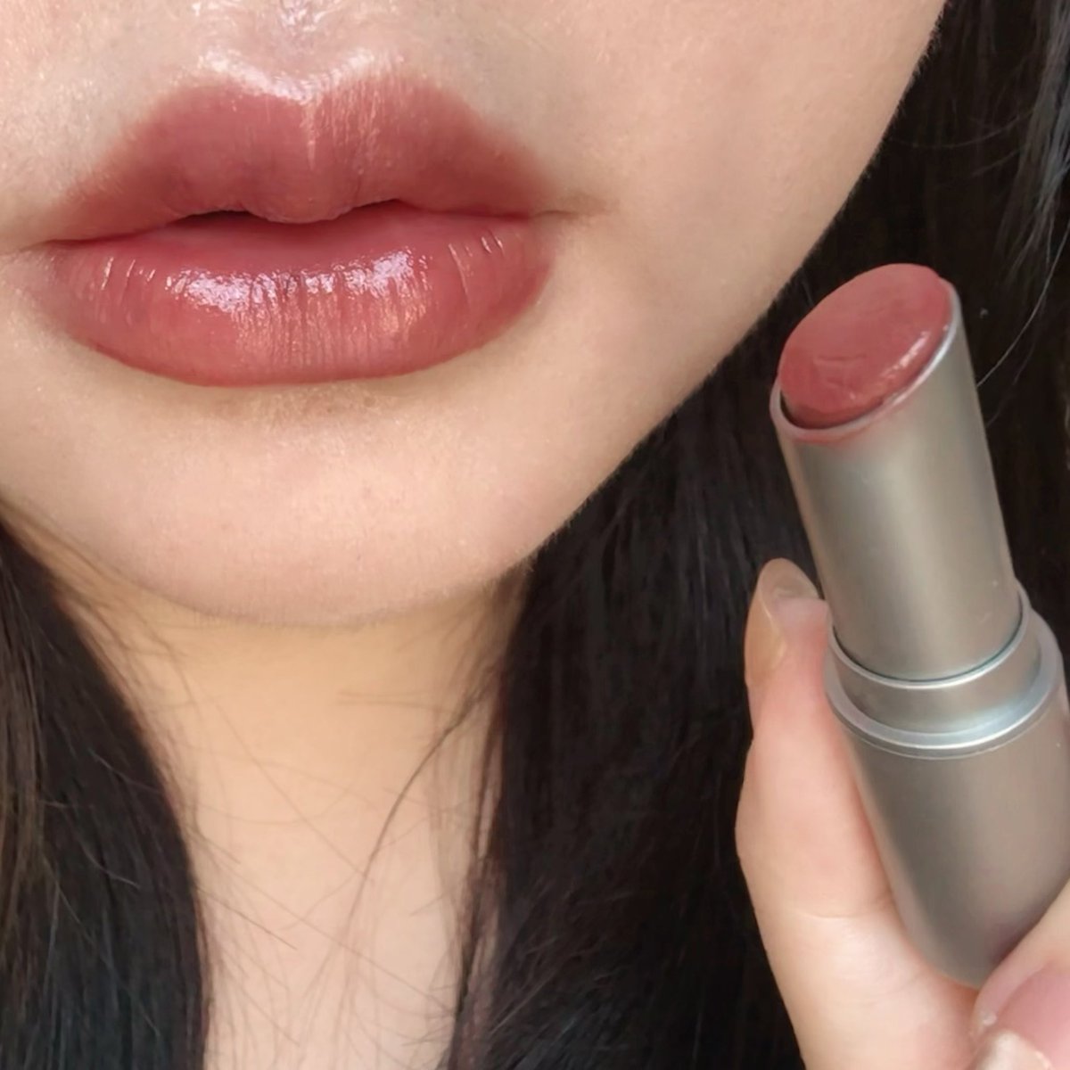 lisabubblegummy's tweet photo. ช่วงนี้ปากแตกปากแห้งกรังไม่ไหว! ดีนะได้ FIIT Glow Up Glazed Balm มาช่วยชีวิต ลิปบาล์มบำรุงแบบมีสีที่ถูกต้อง เนื้อฉ่ำลื่นทาก็เพลินปากสุดๆ สีตอนสวอชดูเข้มนะแต่พอลงปากจริงคือระเรื่อกำลังดีมาก ดูสุขภาพดีเหมือนกินน้ำวันละ 10 ลิตร ทาแล้วสวยจริงแกไปตำเถอะ ✨ https://t.co/ebnlDbIR9I