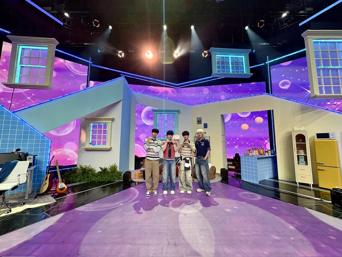 [📷] 
260319 Mnet 엠카운트다운

ABNEW와 첫방 완료 ✨🩷
우리 오래 보자 일단 BOTTOMS UP ( ദ്ദി ˙ᗜ˙ )🤍

#AB6IX #에이비식스
#SEVEN_CRIMSON_HORIZON
#BOTTOMS_UP