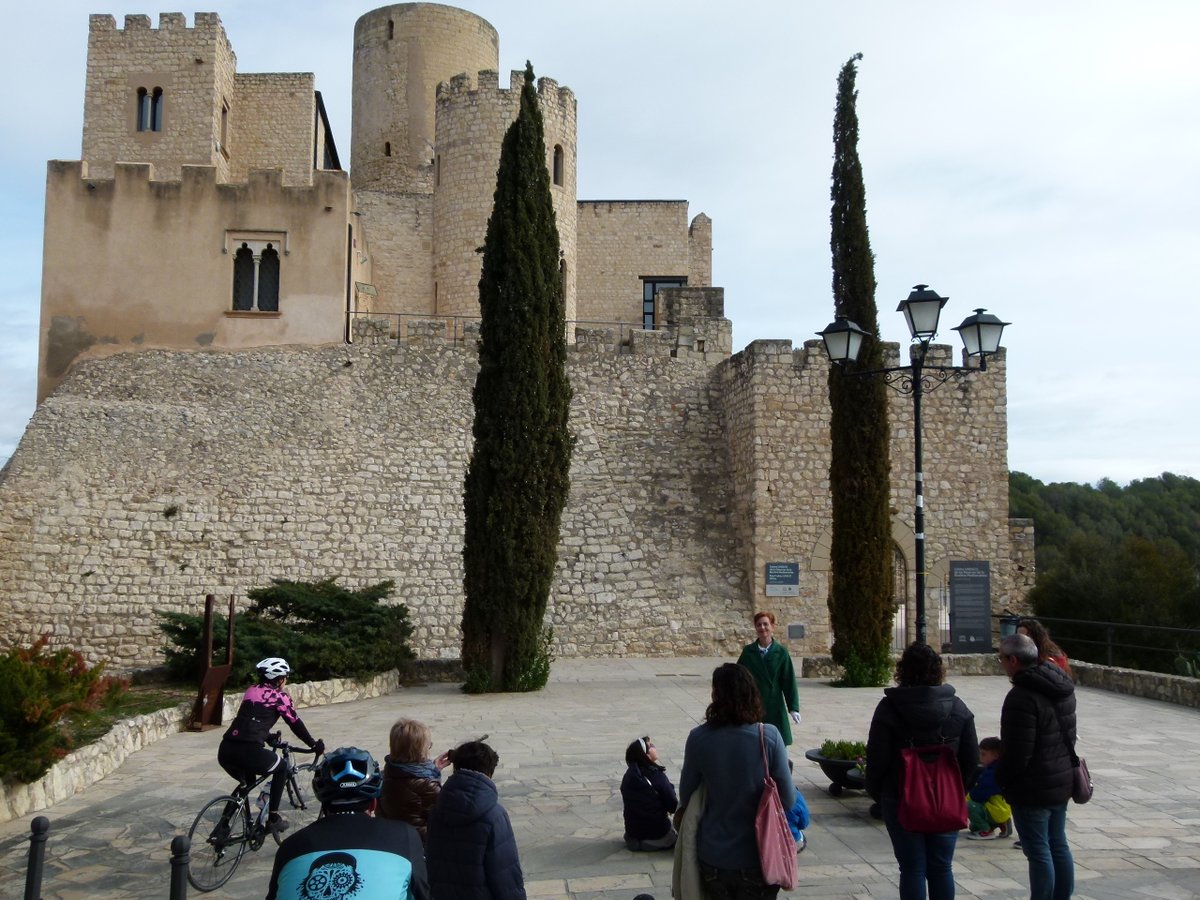 TriadeSC's tweet photo. 🏰✨ Diumenge 22 (11:00 h): Castellet Encantat — visita teatralitzada amb la Carmeta per descobrir històries i racons de Castellet i la Gornal.
📍 Punt de trobada: Aparcament Públic de Castellet
⏱️ 11:00–12:00 | 🎟️ Gratuïta (cal reserva)
https://t.co/TRq0hiqiLG https://t.co/5wIV8fhnab