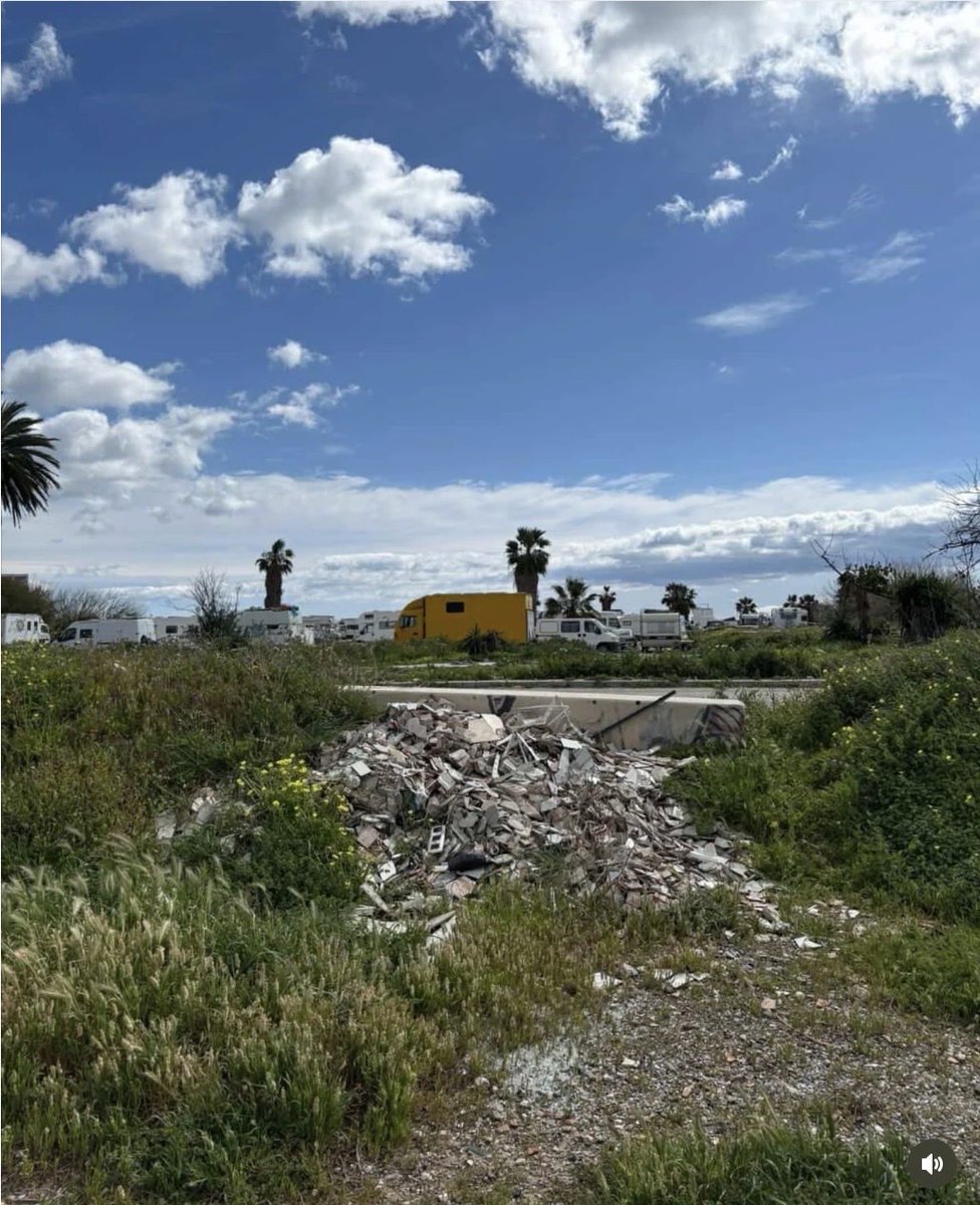 LavecinalMalaga's tweet photo. Un vecino de Sacaba denuncia el estado del acceso al camino peatonal de Guadalhorce. Se pude observar como se acumula la basura, creando un problema de insalubridad para las vecinas y vecinos. 
Solicitamos a @LimasamOficial y al Ayto @malaga se proceda a la limpieza de esta zona. https://t.co/bWg6x1X4rj