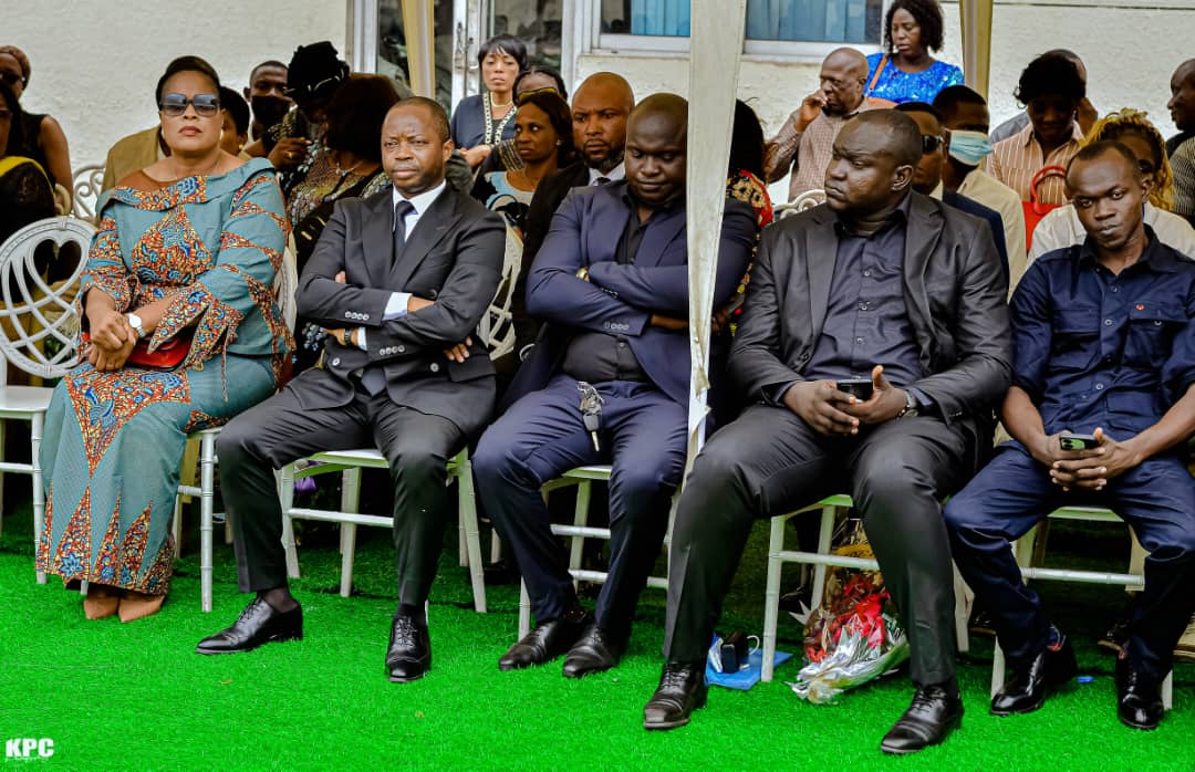 JeanPaulMukuna1's tweet photo. 🛑Mardi 17/03: levée du corps et cérémonie d’adieu.
Le DGA Sele Yemba est venu réconforter le camarade #PaulAlonzo, qui a perdu sa mère biologique, Mme #OtshudiKapingaCharlotte. «Réjouissez-vous avec ceux qui se réjouissent ; pleurez avec ceux qui pleurent. »
#Rm12,15
Merci Exc https://t.co/TNf52k38tT
