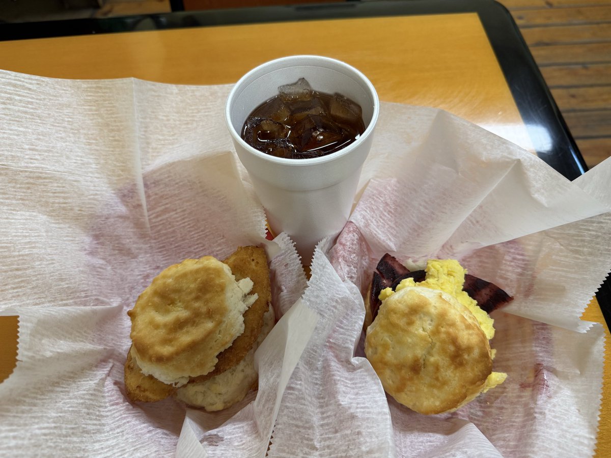 DWIGHT ⛳️🎯🐶🏈 tweet media