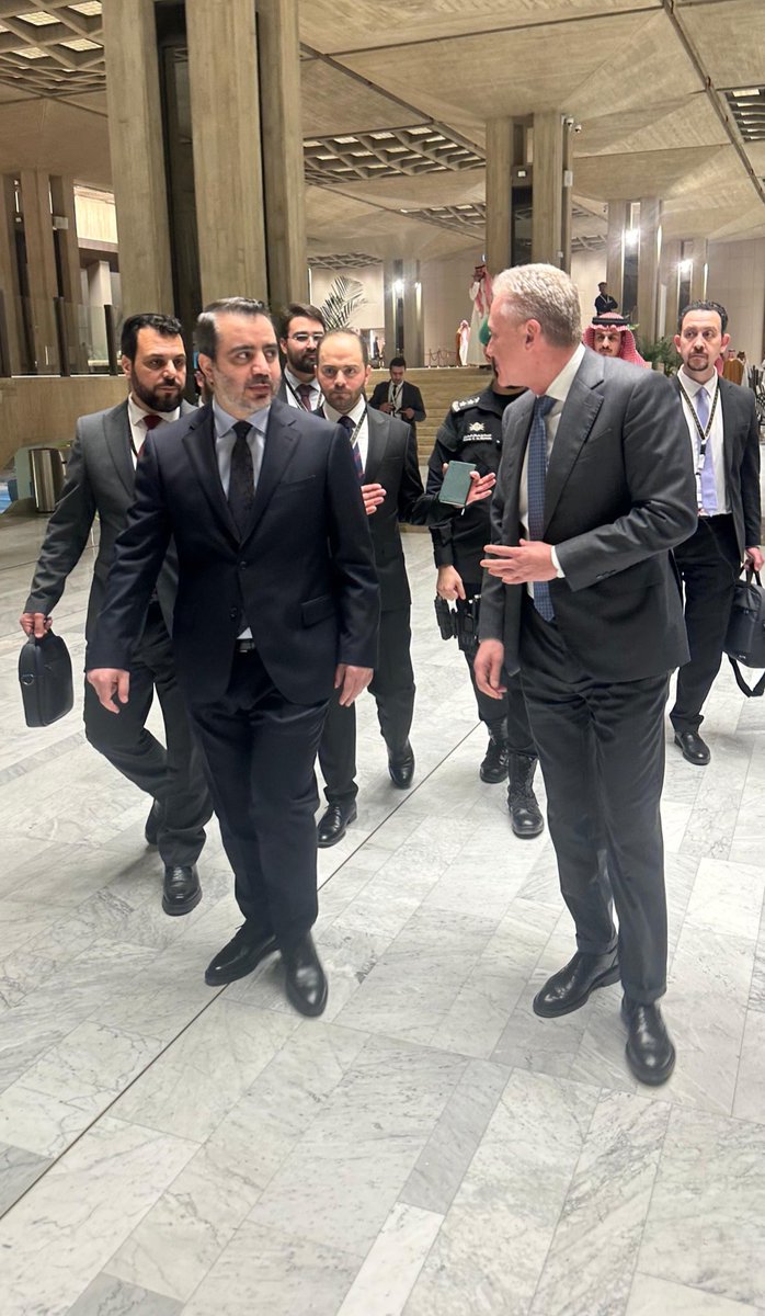 YoussefRaggi's tweet photo. على هامش مشاركتي في الاجتماع التشاوري الطارئ الذي عقد في الرياض، دار بيني وبين وزير خارجية سوريا أسعد الشيباني حديث جانبي أكد لي فيه أن انتشار القوات السورية على الحدود مع لبنان يهدف حصراً إلى حماية الأراضي السورية وضبط الحدود في مواجهة أي خرق أمني أو تهريب، مشدداً على أن سوريا لا تنوي الدخول إلى لبنان أو التدخل في شؤونه الداخلية بأي شكل من الأشكال.

@AsaadHShaibani