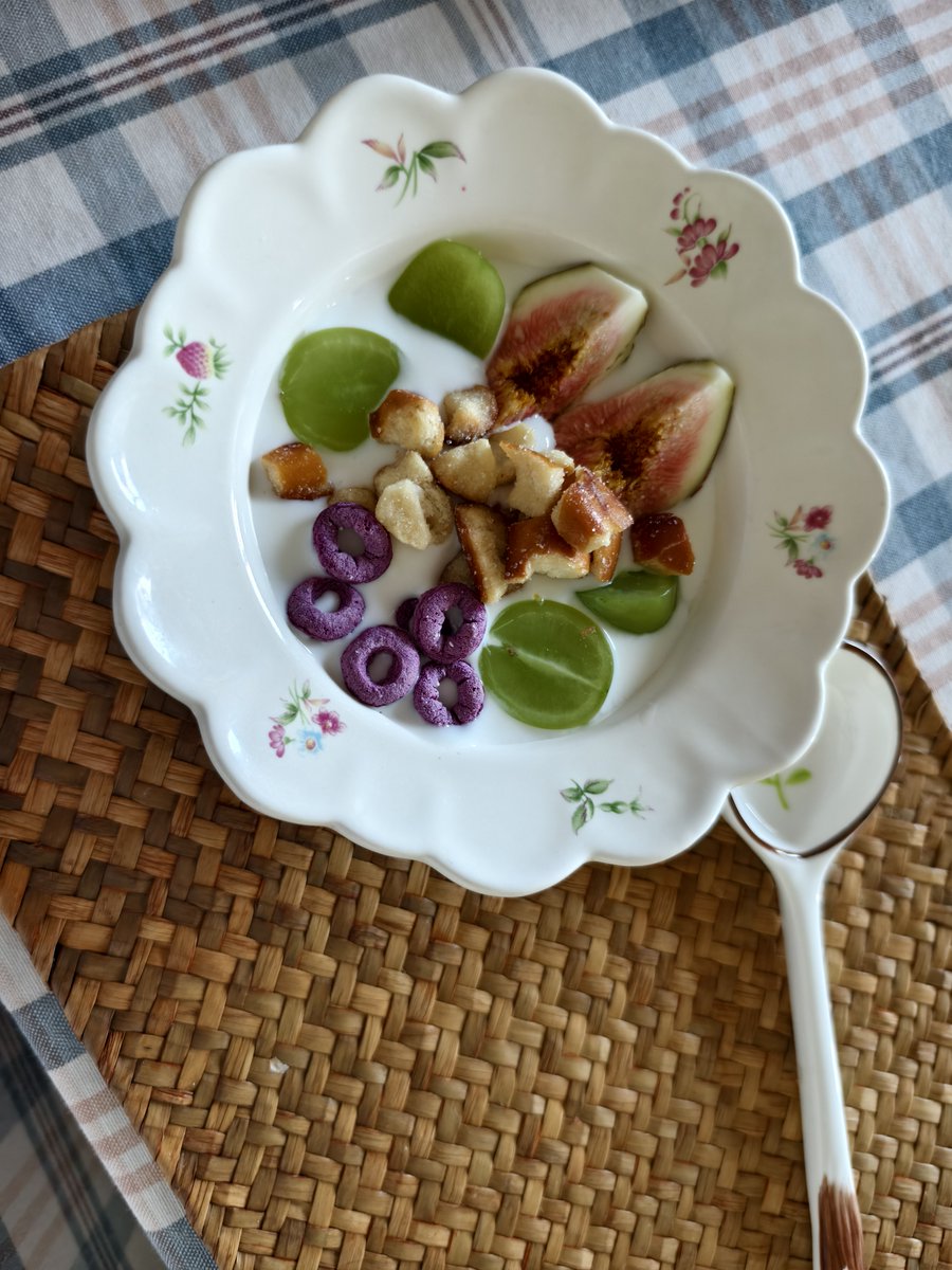 Kandhanb's tweet photo. 今日简餐｜蔬菜虾仁蛋炒饭+清炒西兰花，鲜爽不油腻，15分钟搞定的元气午餐 https://t.co/n2wbZ1q4M6