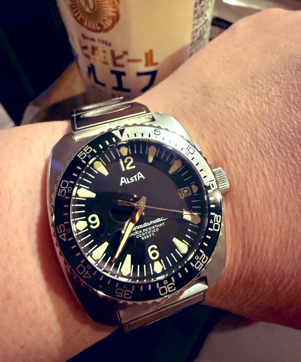 HideRoom4's tweet photo. 本日もお疲れ様でした🧑‍💼
業務終了して帰宅しました！

明日も仕事ですが
午前中で上がらせて頂きますので
昼から出掛けられます【笑】

⌚️はALSTA Nautoscaph 
JAWS WATCH【世界限定 1975本】

カンパーイ🍻

#ALSTA https://t.co/g6QJF6QNwx