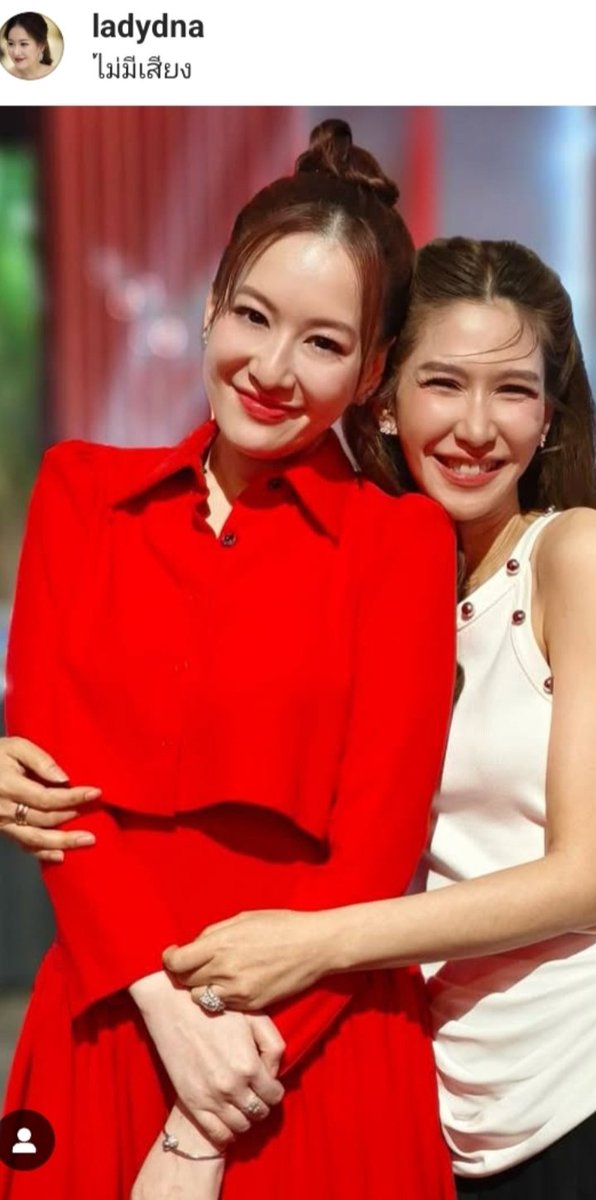 ดาราสลิ่มได้เฮหลังจากอนุทินได้นายก ปกติเธอก็หากินกับคนรวยกับนักการเมืองอยู่แล้วเบื้องหน้าถ่ายรูปกับนักการหญิงแต่เบื้องหลังดูดควยเลียไข่ให้ผู้มีอำนาจ เห็นว่าซื้อตัวส.ส.งูเห่าส้มสามสิบล้านแถมได้เย็ดดาราระดับตัวท๊อฟ ใครวะจะไม่เอา หลังจากเสร็จกิจเธอก็โพสหัวใจ💙ลงigดาราขายหีหาเงินง่าย