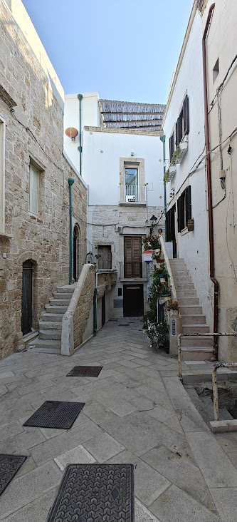 outofofficedaku's tweet image. In the summers skip the Amalfi Coast and head over to the villages in #Puglia No crowds. Have the place to yourself and a few locals. Spend the day at leisure. Have food at local restaurants. Swim in the sea. Explore the streets. Head back home. Did the same for 2 weeks and loved
