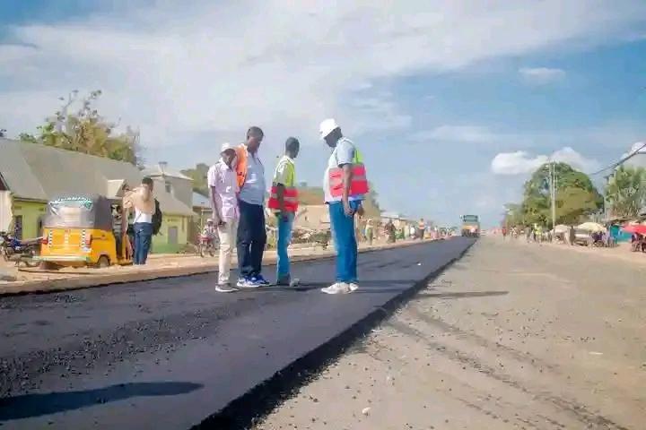 ALahatane's tweet photo. 🚨🇨🇩#SUD-#KIVU : Les travaux de construction de la #RN30 reliant Uvira au Burundi ont été relancés par le gouvernement provincial dirigé par Jean-Jacques Purusi.
Après le pillage du matériel par le #M23/#RDF, les opérations reprennent en vue de finaliser l’asphaltage. https://t.co/riusG9c40L