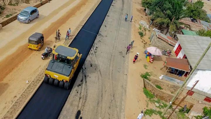 ALahatane's tweet photo. 🚨🇨🇩#SUD-#KIVU : Les travaux de construction de la #RN30 reliant Uvira au Burundi ont été relancés par le gouvernement provincial dirigé par Jean-Jacques Purusi.
Après le pillage du matériel par le #M23/#RDF, les opérations reprennent en vue de finaliser l’asphaltage. https://t.co/riusG9c40L