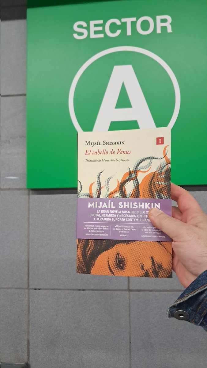 Alberto Olmos sujetando libros tweet media