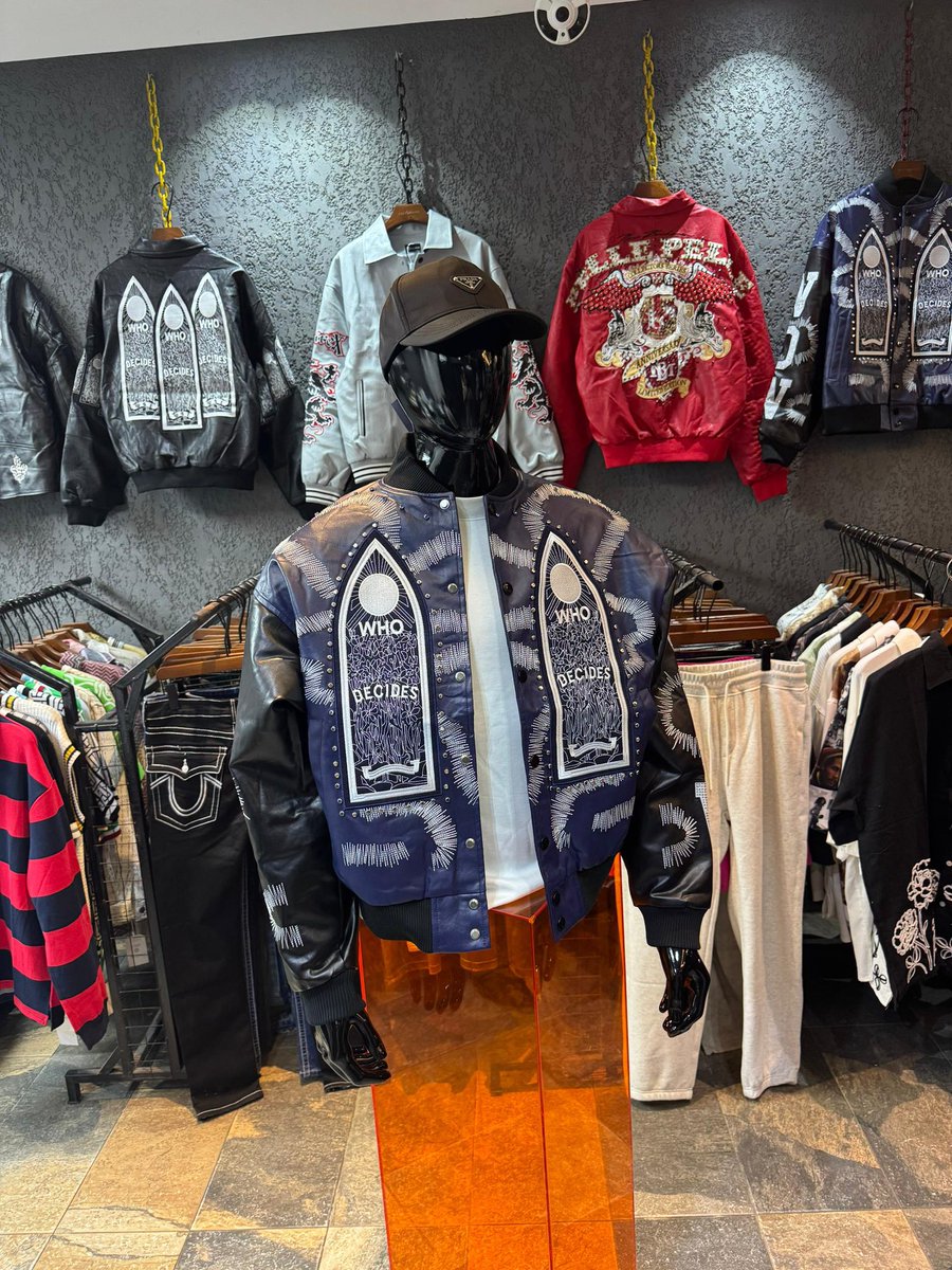 CLOTHING VENDOR IN LAGOS ISLAND tweet media