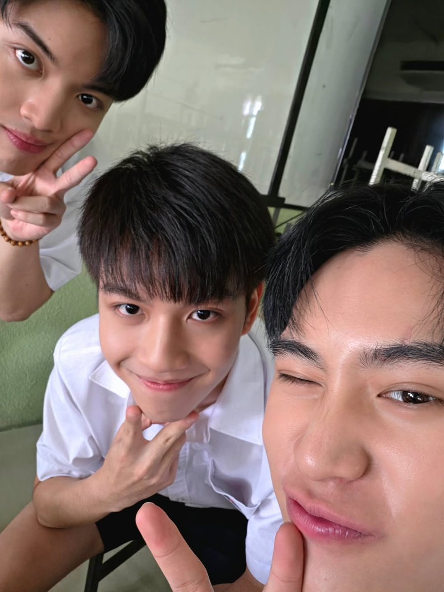 im guessing these 3 are gonna be besties or they hate each other 

GEMINIFOURTH TTH FILMING

#เจมีไนน์โฟร์ทเปิดกล้องน้องตั๋ว
#TicketToHeaven