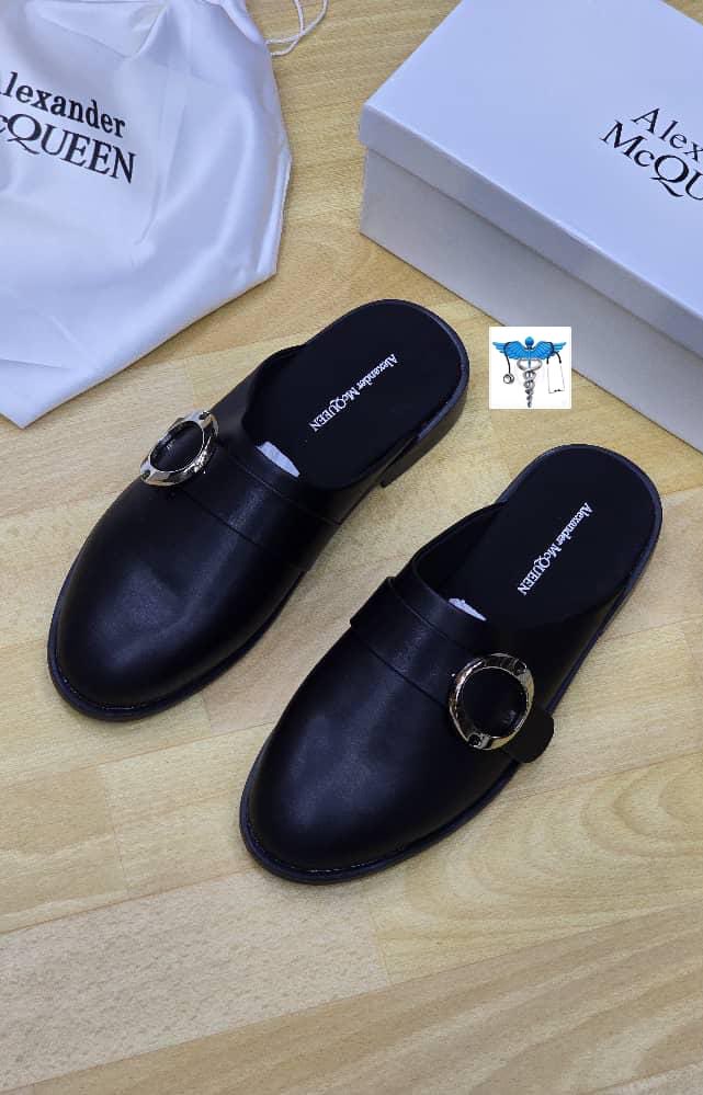 CLOTHING VENDOR IN LAGOS ISLAND tweet media