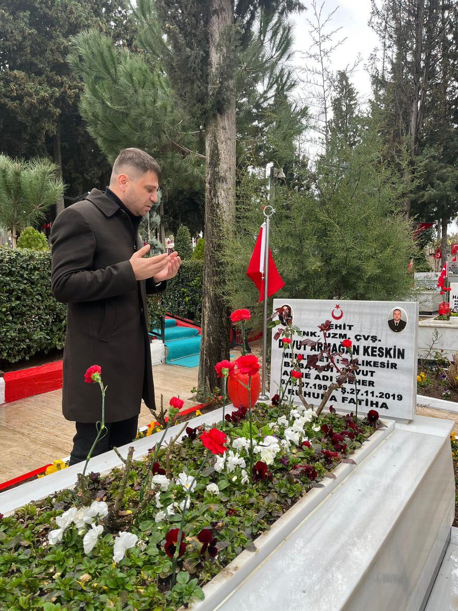Balıkesir Ülkü Ocakları İl Başkanımız Yunus Tanrıoğlu, Arefe gününde aziz şehitlerimizi ve Ülkücü Şehitlerimizi kabirleri başında dualarla andı. 
Unutmadık, unutturmayacağız! Ruhları şad olsun. 🇹🇷

<a href="/ayyildirim1/">Ahmet Yiğit Yıldırım</a> 
<a href="/fatihaydin_TC/">Fatih Aydın</a> 
<a href="/tanrioglu/">Yunus Tanrıoğlu</a>