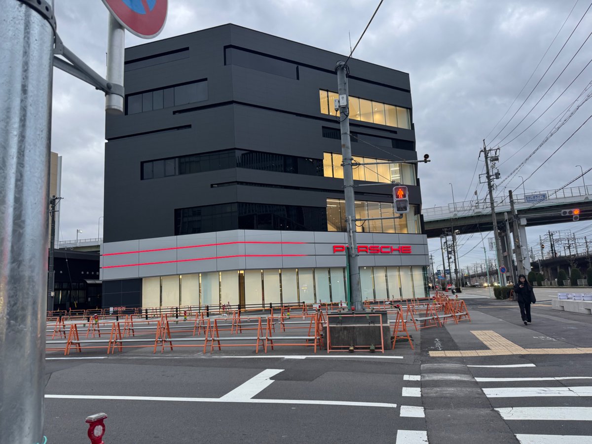 homing_fd2's tweet photo. ポルシェの営業カー？かっこいい https://t.co/s9g4Et5IoE