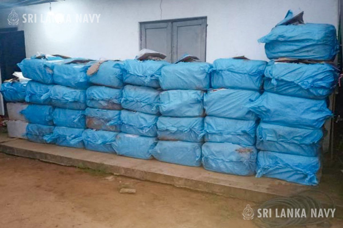 srilanka_navy's tweet image. In a decisive blow to illegal trade networks, the @srilanka_navy confiscated a shipment of 1,002kg of Kendu leaves and 116kg of cardamom at the Mampuri beach area in Puttalam.
#StopSmuggling #TradeSecurity

Read more: shorturl.at/CPl1e