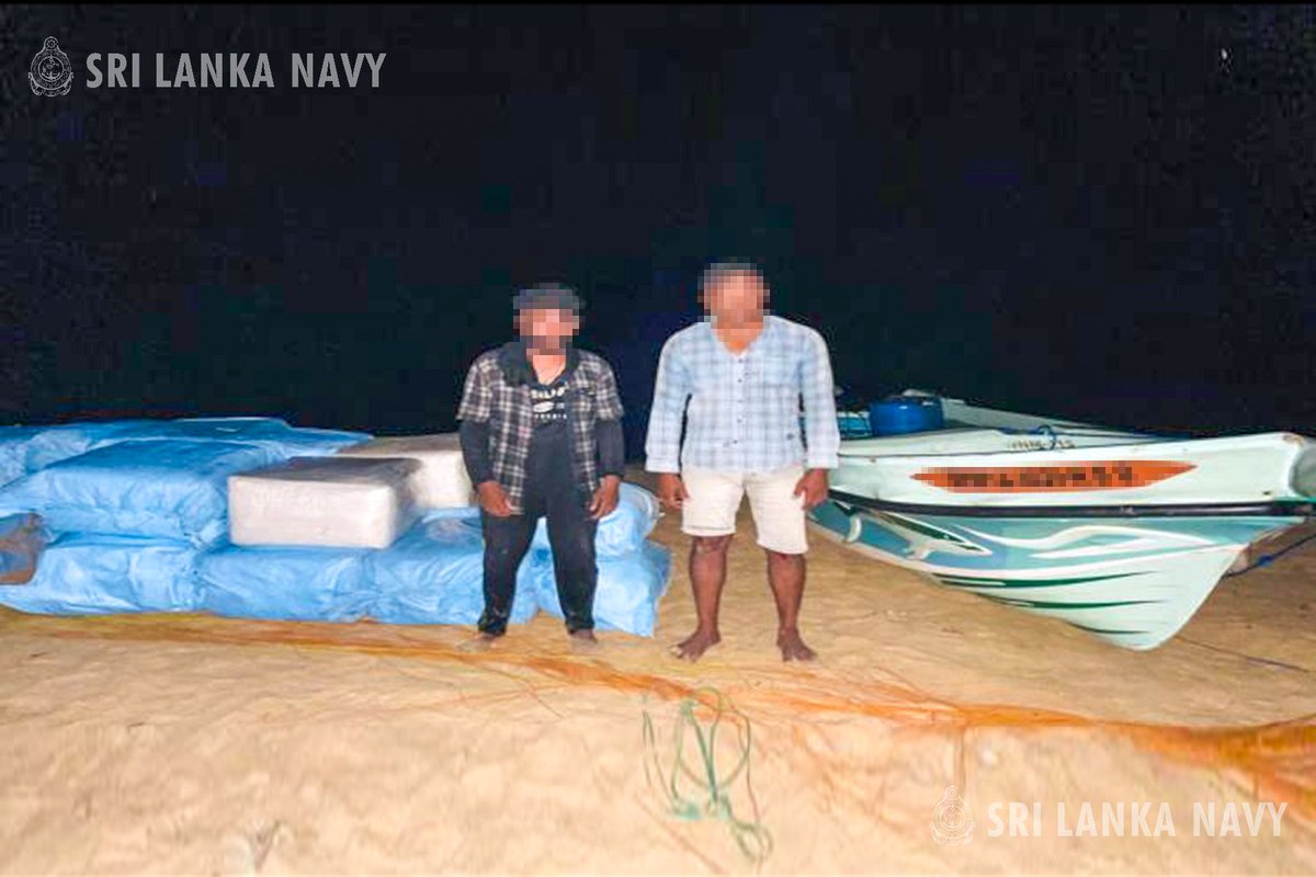 srilanka_navy's tweet image. In a decisive blow to illegal trade networks, the @srilanka_navy confiscated a shipment of 1,002kg of Kendu leaves and 116kg of cardamom at the Mampuri beach area in Puttalam.
#StopSmuggling #TradeSecurity

Read more: shorturl.at/CPl1e