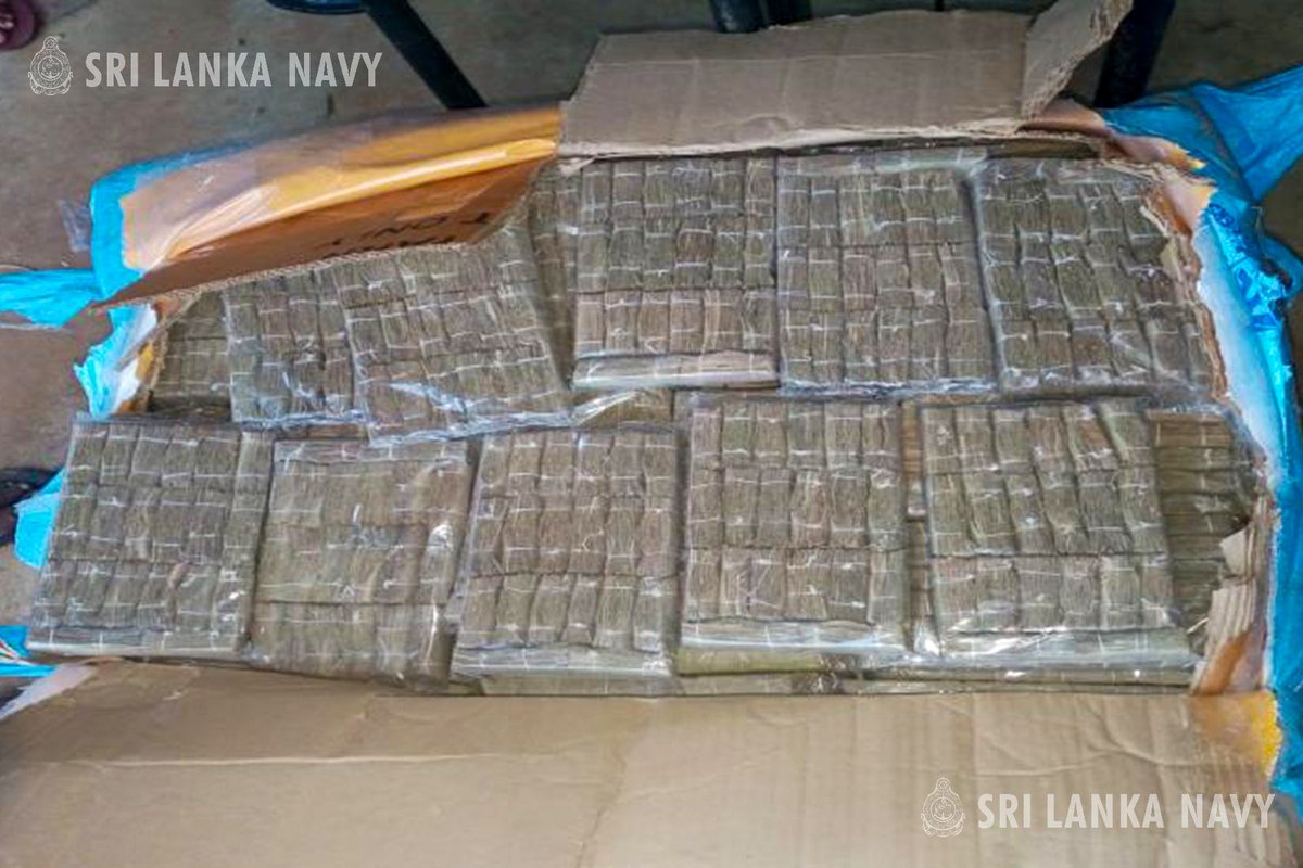 srilanka_navy's tweet image. In a decisive blow to illegal trade networks, the @srilanka_navy confiscated a shipment of 1,002kg of Kendu leaves and 116kg of cardamom at the Mampuri beach area in Puttalam.
#StopSmuggling #TradeSecurity

Read more: shorturl.at/CPl1e