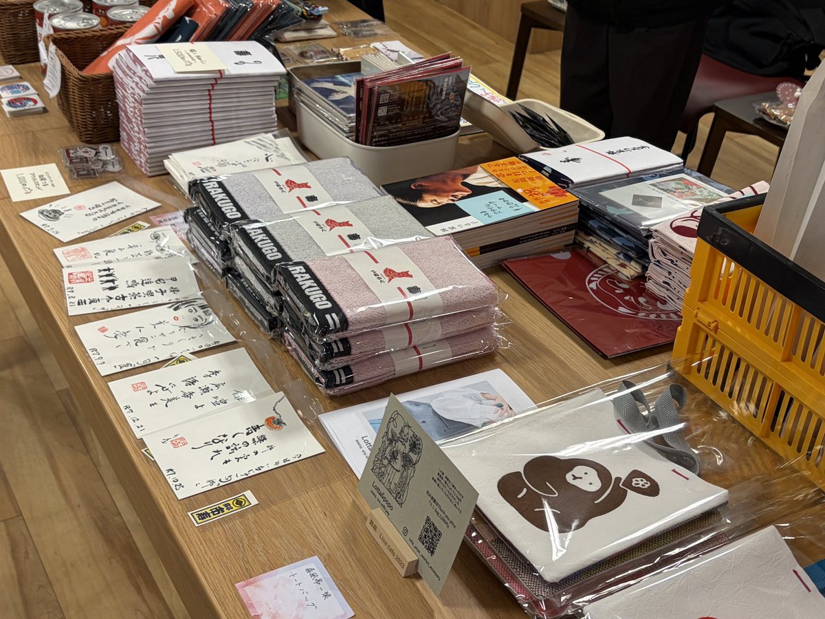 東京は江東区。
住吉駅からトコトコと歩いて、#鈴座カフェ さんへ

#春の文化祭 開催中🌸

この日は、#古今亭雛菊 さん制作中🪡。#立花家あまね さん、イラストレーターの #とつかりょうこ さん、#立川らく萬 さんも在廊(在座？)で、ほんわかムード☘️