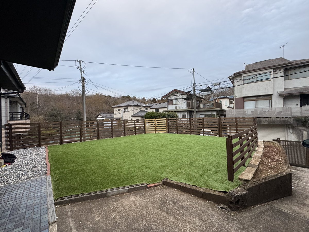 今日も仕事帰りに物件に
芝貼って目を立ち上げてこの物件の目玉の一つの大きな遊べる庭が出来ました❗️
でも他には何となくヤル気スイッチ入らず…砂壁にベニア一枚だけ貼って帰りました😮‍💨
片付け切れてないのと要らないゴミが多いのでやりにくいのが原因か？
本気出して道具も含めて整理整頓するか💪