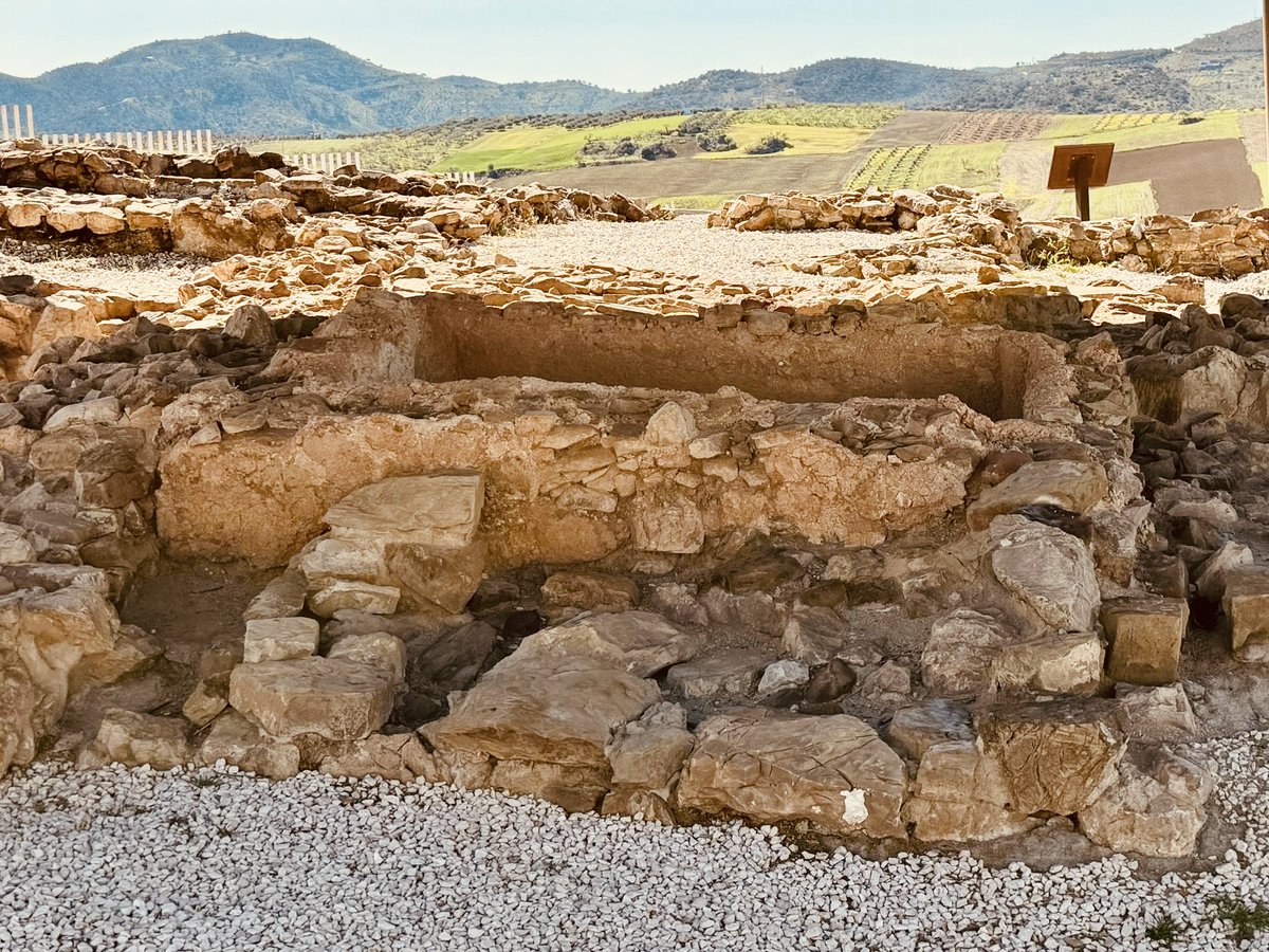 🏺¿Sabías que una de las almazaras más antiguas de Málaga está junto a un área de descanso de la AP-46? Si accedes a la Autopista de Las Pedrizas podrás visitar la Villa Romana de Cortijo Robledo, asentamiento de los siglos I y V d.C. Miramos al futuro protegiendo nuestro pasado.