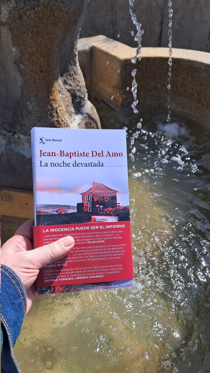 Alberto Olmos sujetando libros tweet media